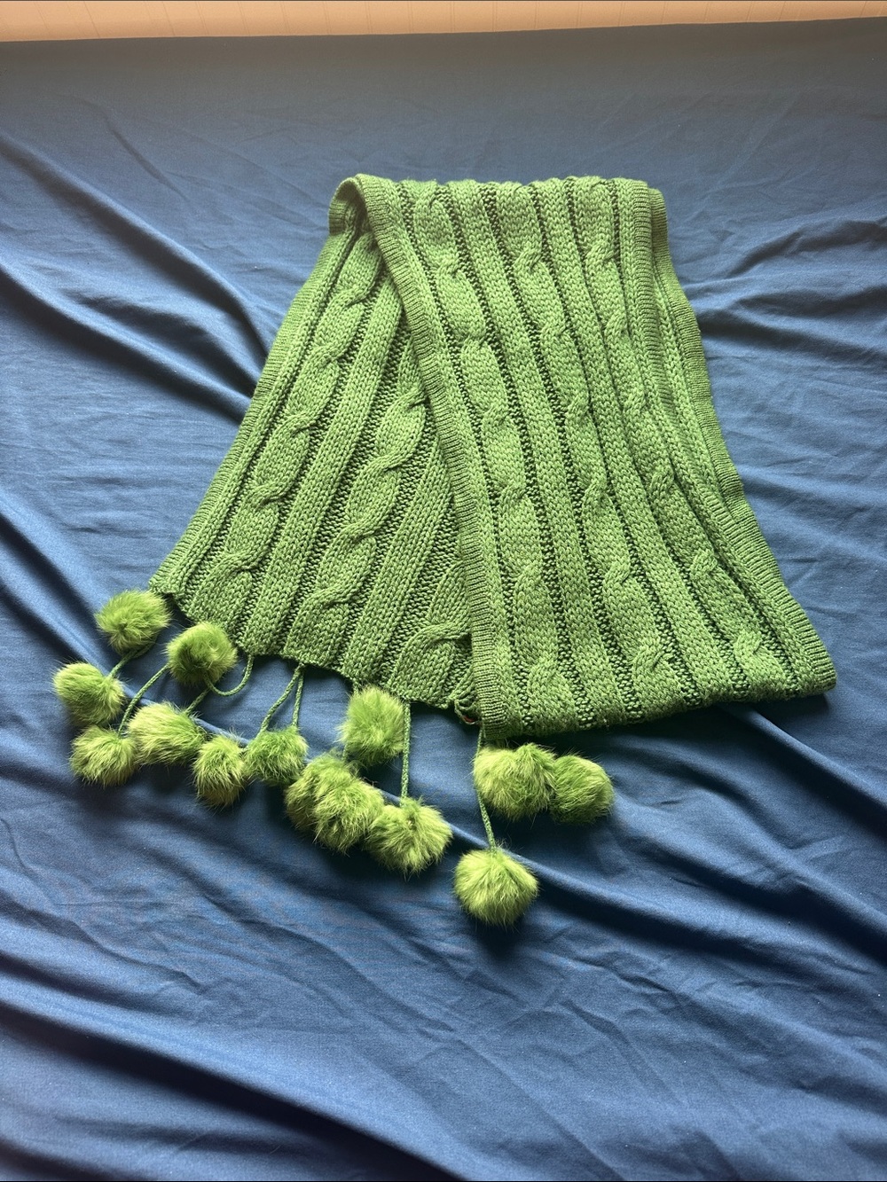💚 Green Cable Knit Scarf with Pom-Poms